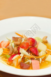 辣椒混合水果沙拉草莓芒果坚果图片