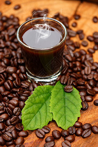 木头烤咖啡豆和黑咖啡图片