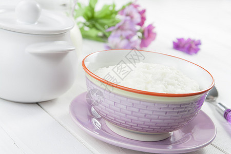 桌上碗里的牛奶米粥图片