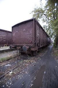 轨道上的旧货车图片