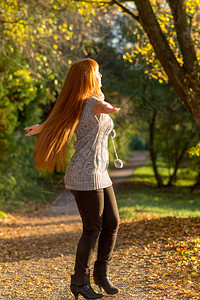 美丽的头发女人在秋天图片