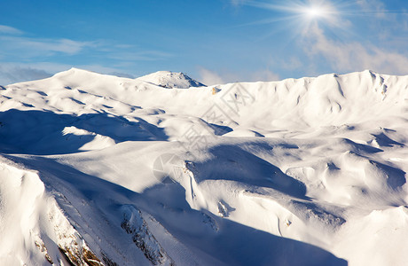 奥地利的冬季山地风景和蓝天图片