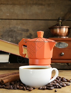 咖啡豆和咖啡机的静止生命古老木图片