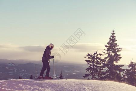 男滑雪男子图片
