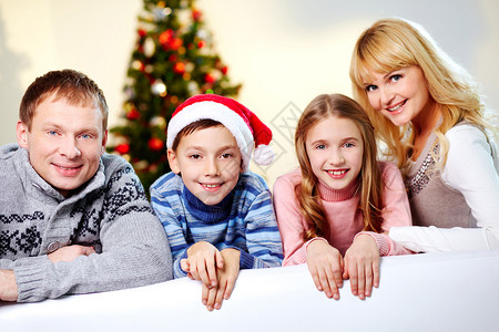 四位幸福的家庭成员在圣诞时的肖像图片