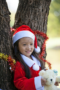 小女孩喜欢打扮成圣诞老人图片