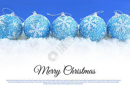 雪地上的蓝色圣诞球图片