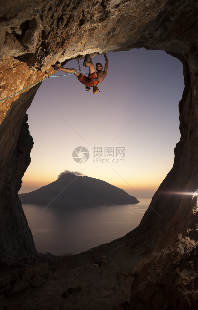 日落时的攀岩者希图片