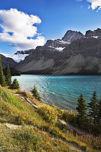 加拿大山区的冷细湖图片