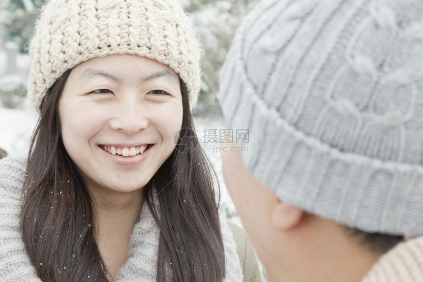 在雪地里看着对方的情侣图片