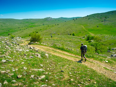 在克里米亚山脉徒步旅行的徒步旅行者图片
