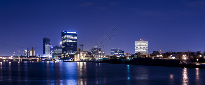 夜间从莫米河对岸的托莱多俄亥市中心的天际线全景图片