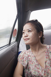 在出租车里看着窗外的女人图片