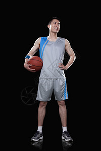 篮球运动员站立黑色背景图片