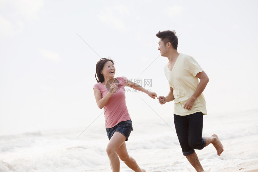 一对夫妇在海滩的图片