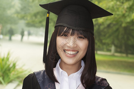 从大学毕业的青年女子图片