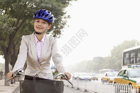 骑自行车上下班图片