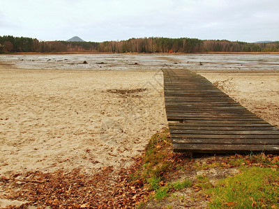 在空池塘废弃的海滩在肮脏沙滩上图片