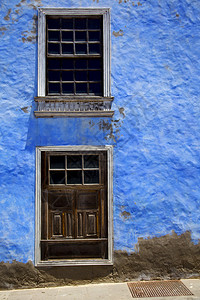 蓝色的一对窗子在漆墙壁上arrecifelanzar图片