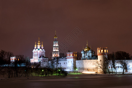 冬季夜间的Novodevi图片