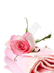 粉红玫瑰和毛巾花在毛巾上柔软的毛巾和图片