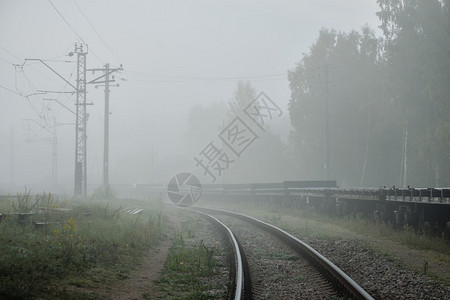 浓雾中的铁路景观背景图片