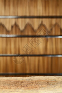 竹屏背景上的木头静物图片