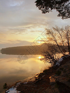 湖边的冬天日落图片