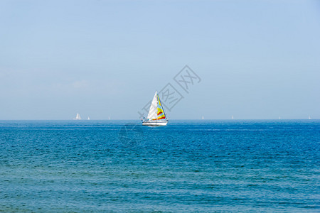 海景与帆船的蓝天背景图片