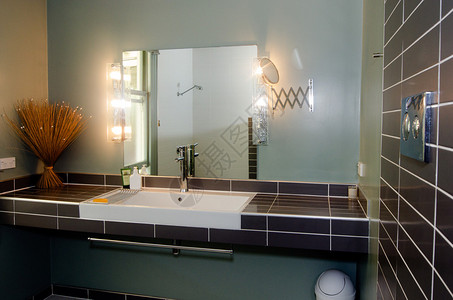 豪华的浴室有镜子图片