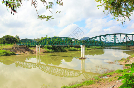 泰国河上的古桥图片