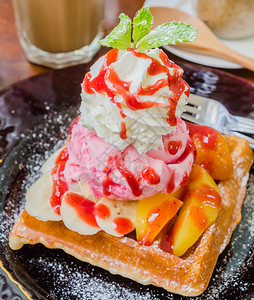 草莓冰淇淋水果华夫饼图片