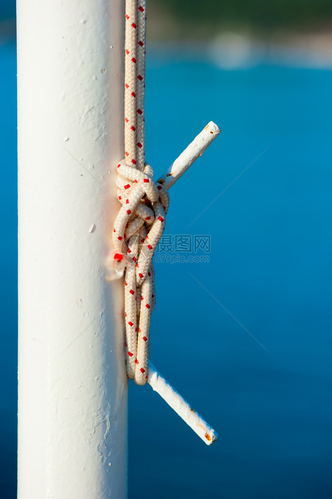 柱式与它的绳子旗杆的一部分图片