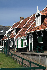 荷兰阿姆斯特丹附近的传统渔夫村庄Marken的典型木制房屋校图片