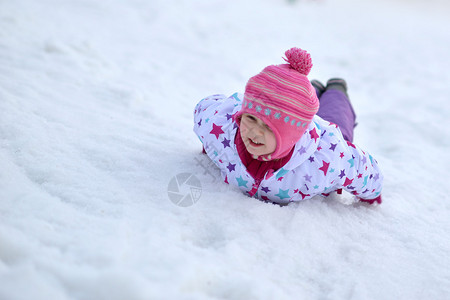 快乐的女孩滑雪冬季乐趣雪图片