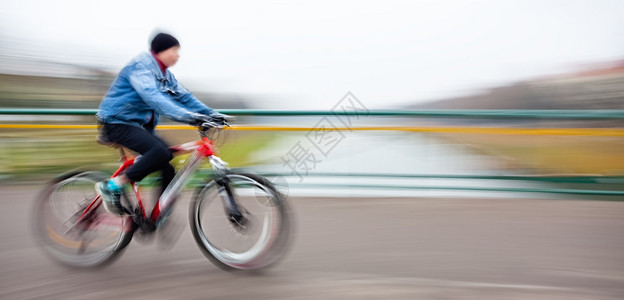 城市公路上的骑自行车者抽象图像有意运图片