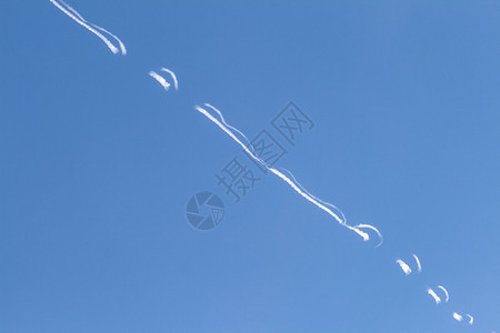 蓝天与飞机凝结尾迹背景图片