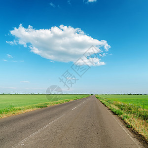 柏油路上的白云图片