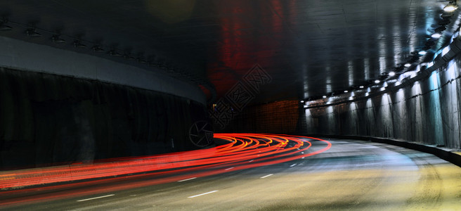 隧道中的汽车灯迹图片