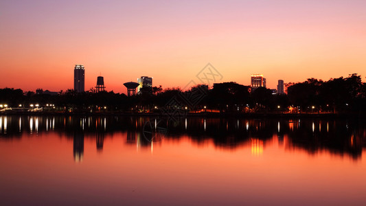 曼谷市中心市区泰国曼谷黄昏的天空图片