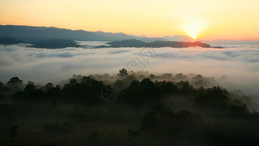 泰国达克省山雾中的日出图片