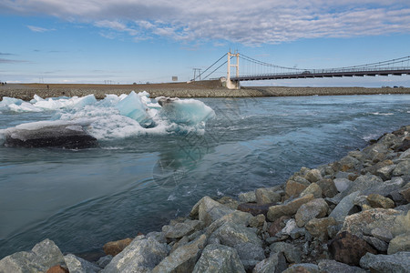 在冰岛Jokulsarlon冰川环礁湖出口海洋的浮蓝冰山上漂图片