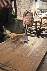工人雕刻木头图片