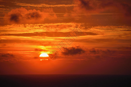 海中美丽的温暖的红日图片
