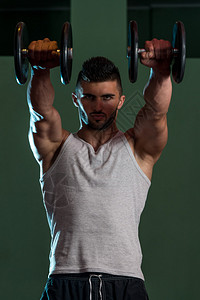 锻炼肩膀的肌肉男图片