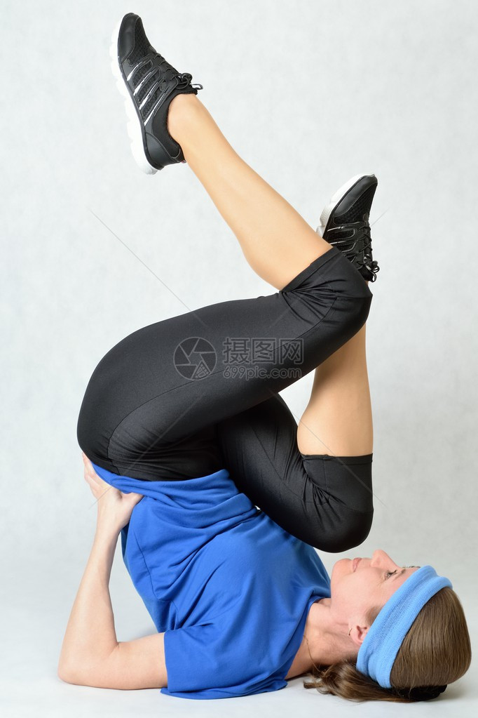 身体健康的妇女做运动伸展腿肌肉和后图片