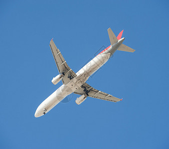 大型客运飞机在坠入蓝天背景与地面隔绝时图片