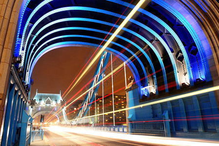 伦敦塔桥夜间交通繁忙图片