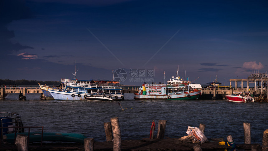 在泰国湾的渔船晚上时间图片