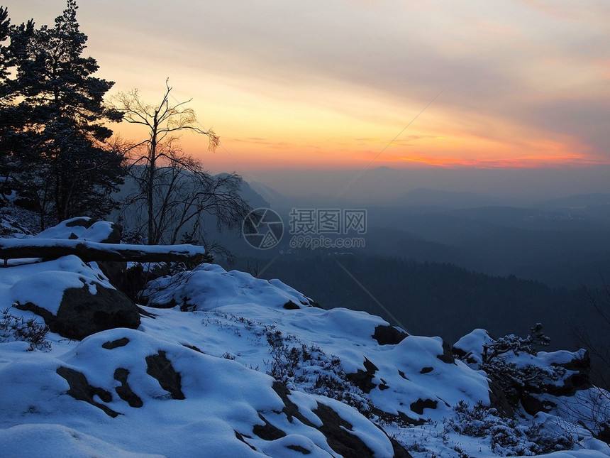 冬晨以橙色日出向东看望波希米亚萨克森瑞图片